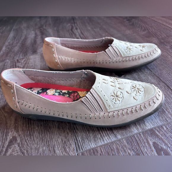 6.5 Women’s Hush Puppies Slip on Suede Shoes Embroidered Floral Flats - Picture 6 of 9